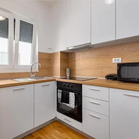 Roni + Besplatan Parking Appartamento *