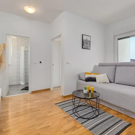 Roni + Besplatan Parking Apartment Zadar