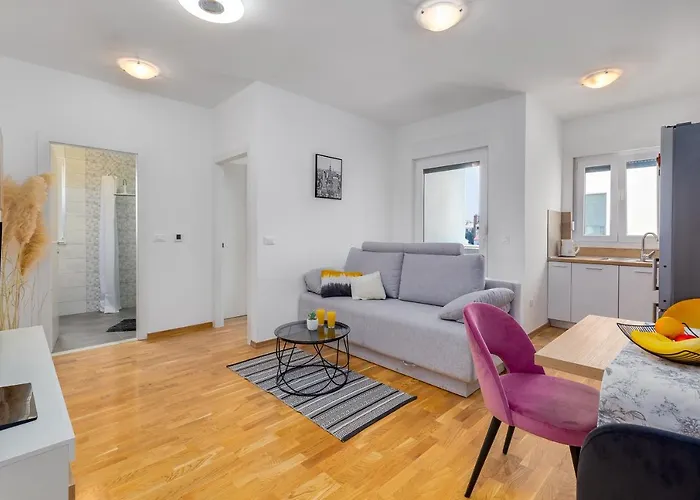 Roni + Besplatan Parking شقة