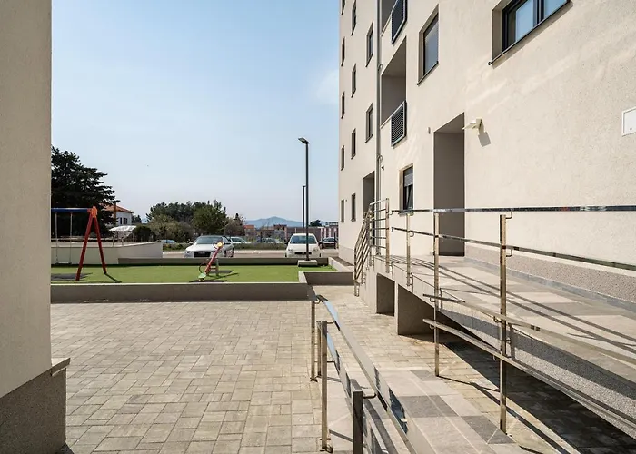 Roni + Besplatan Parking * 扎达尔