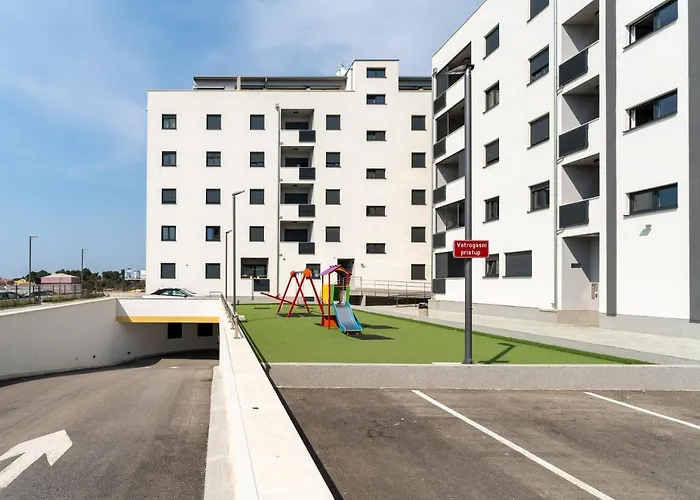 Roni + Besplatan Parking Appartamento Zara